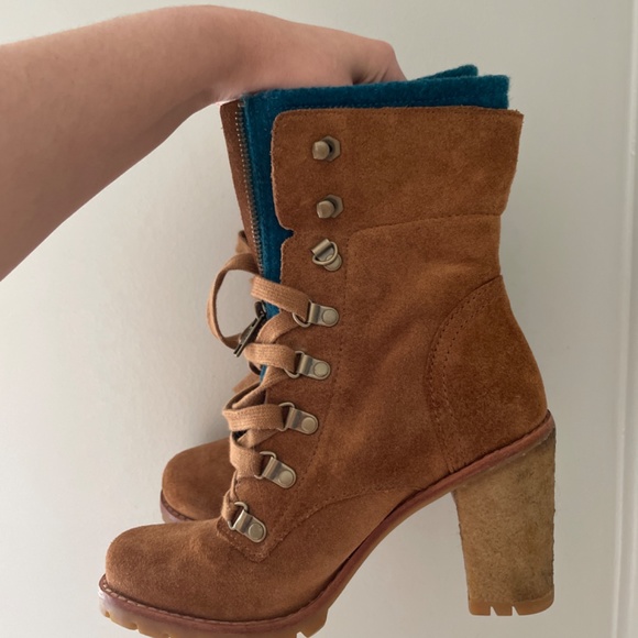 UGG’s Tan Lace Up Combat Booties 5 1/2 - Picture 2 of 5